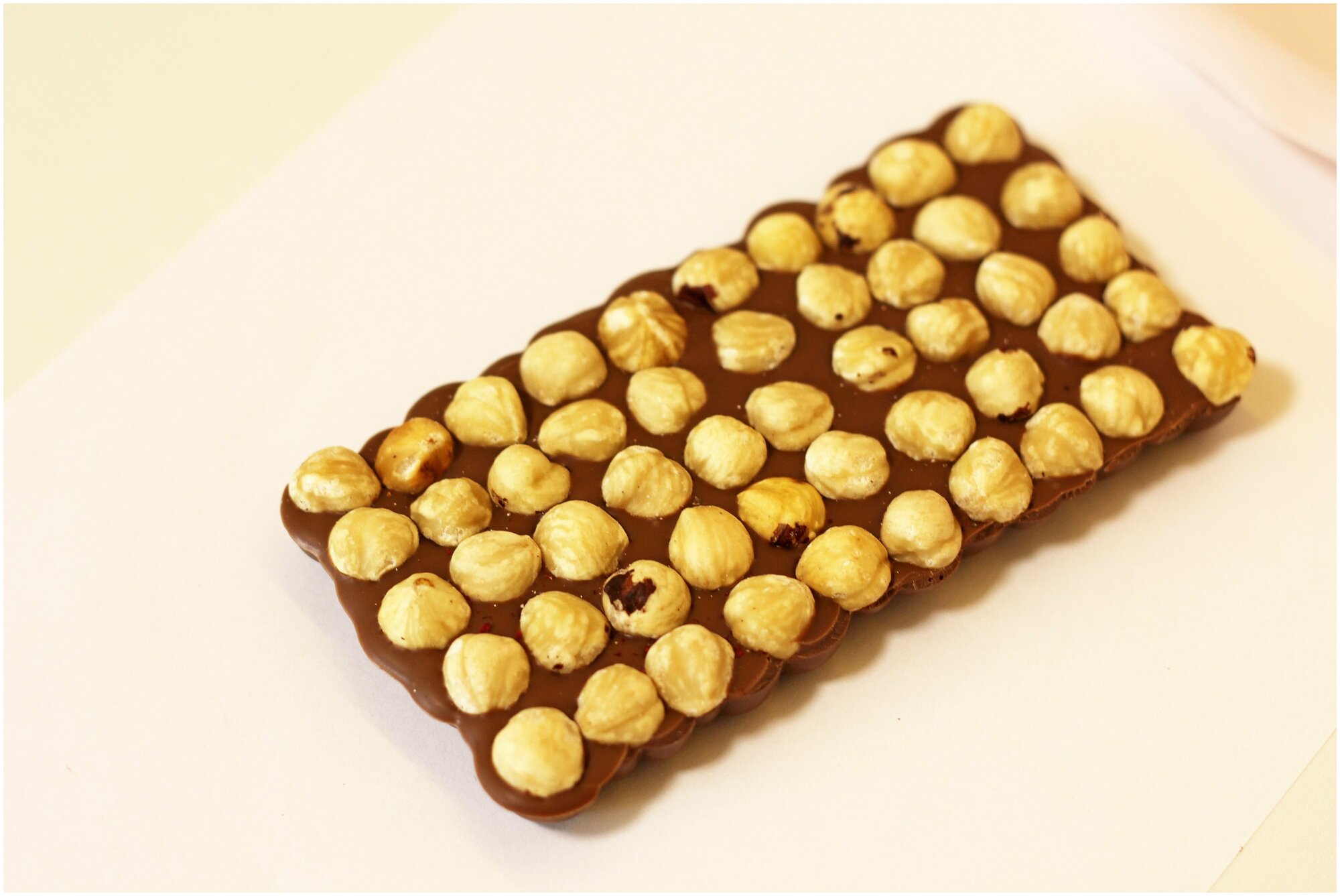 Мега шоколадка, бельгийский молочный шоколад с фундуком, плитка, много начинки - фотография № 1