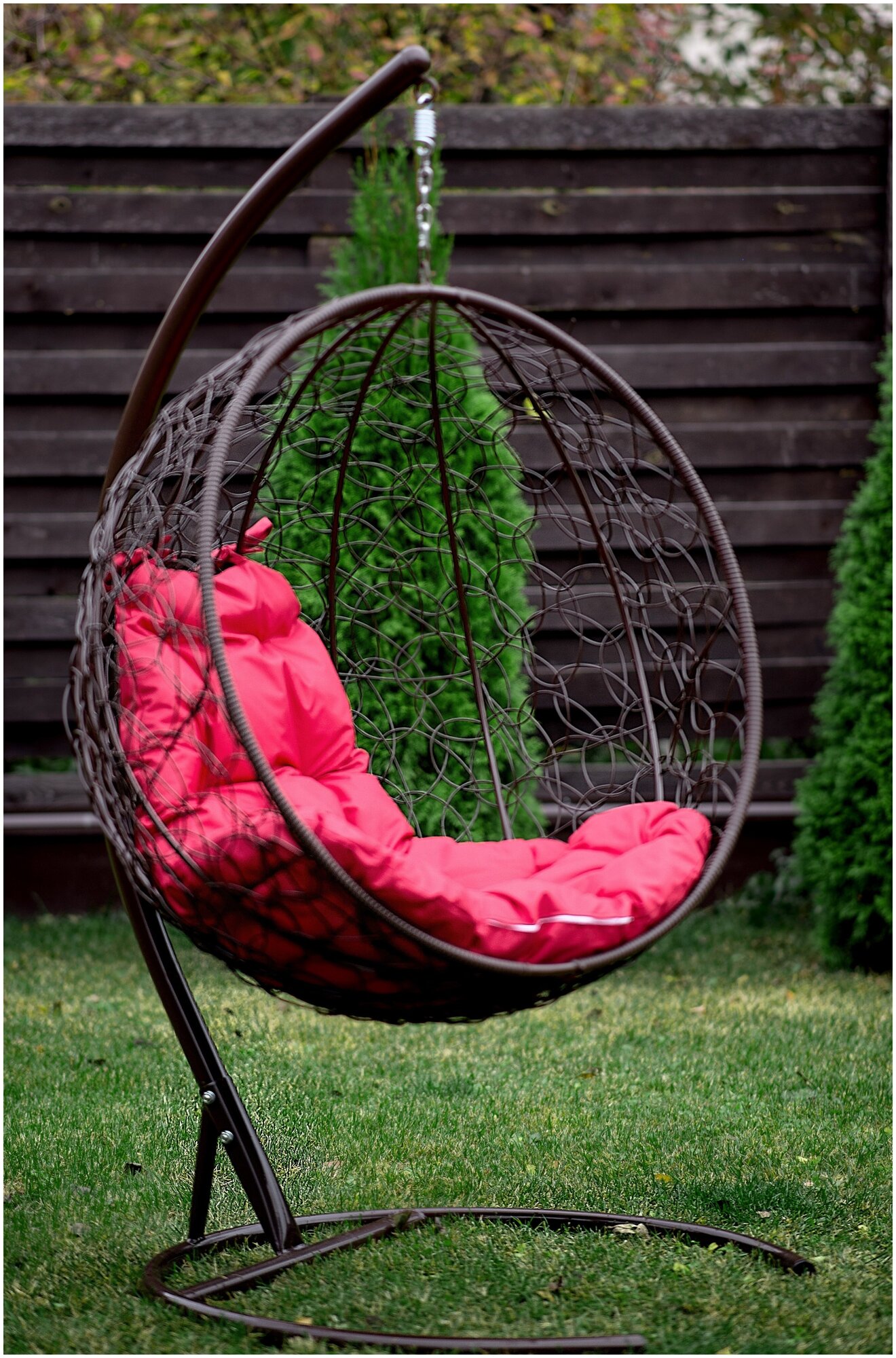 Подвесное кресло ротанг чёрное, бордовая подушка - фотография № 2