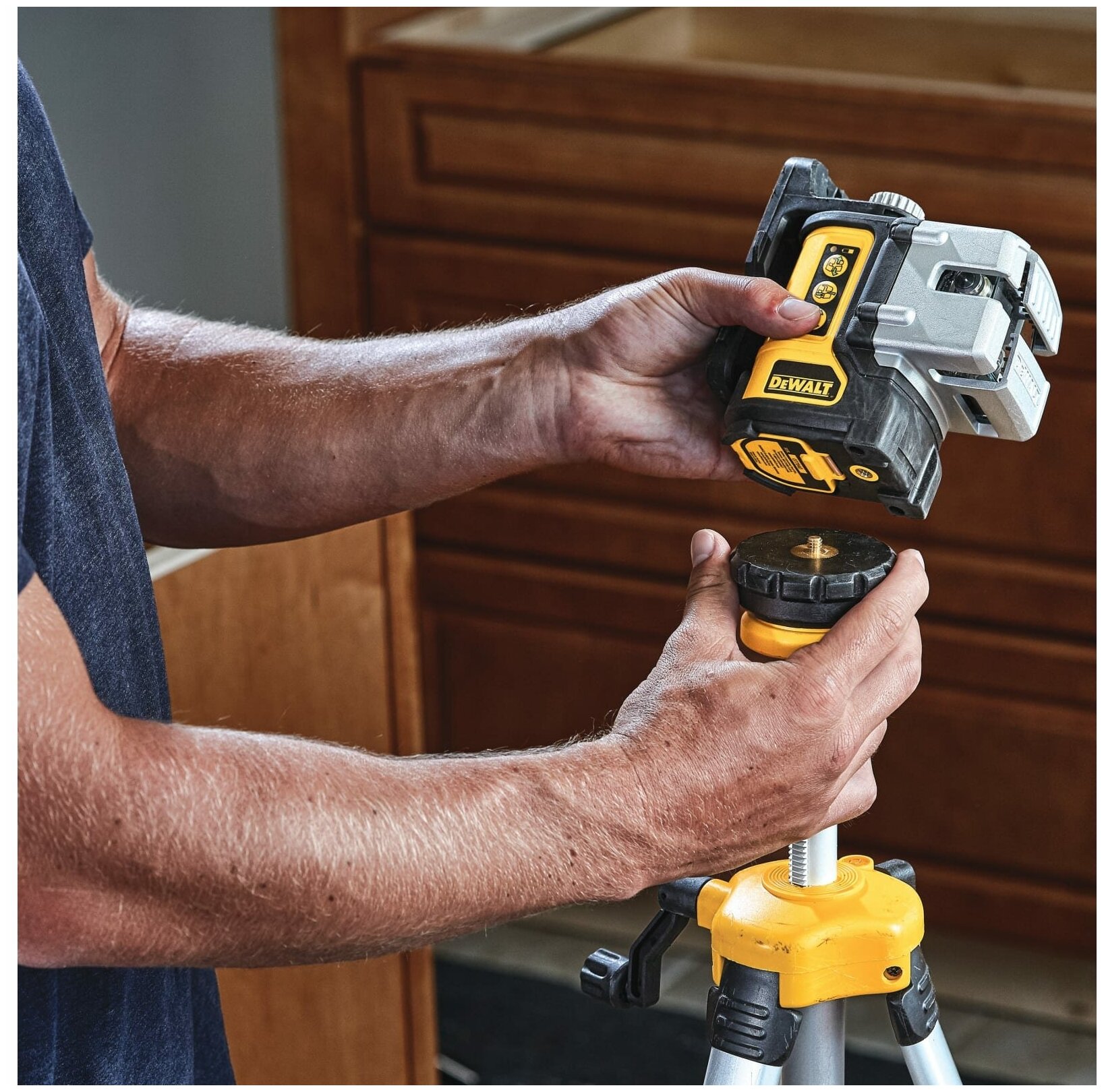 DeWalt DW089CG Нивелир лазерный с ЗЕЛ.лучом в чемодане(4 бат.АА, ,20м/50м,3 луча, +/-3мм) - фотография № 2