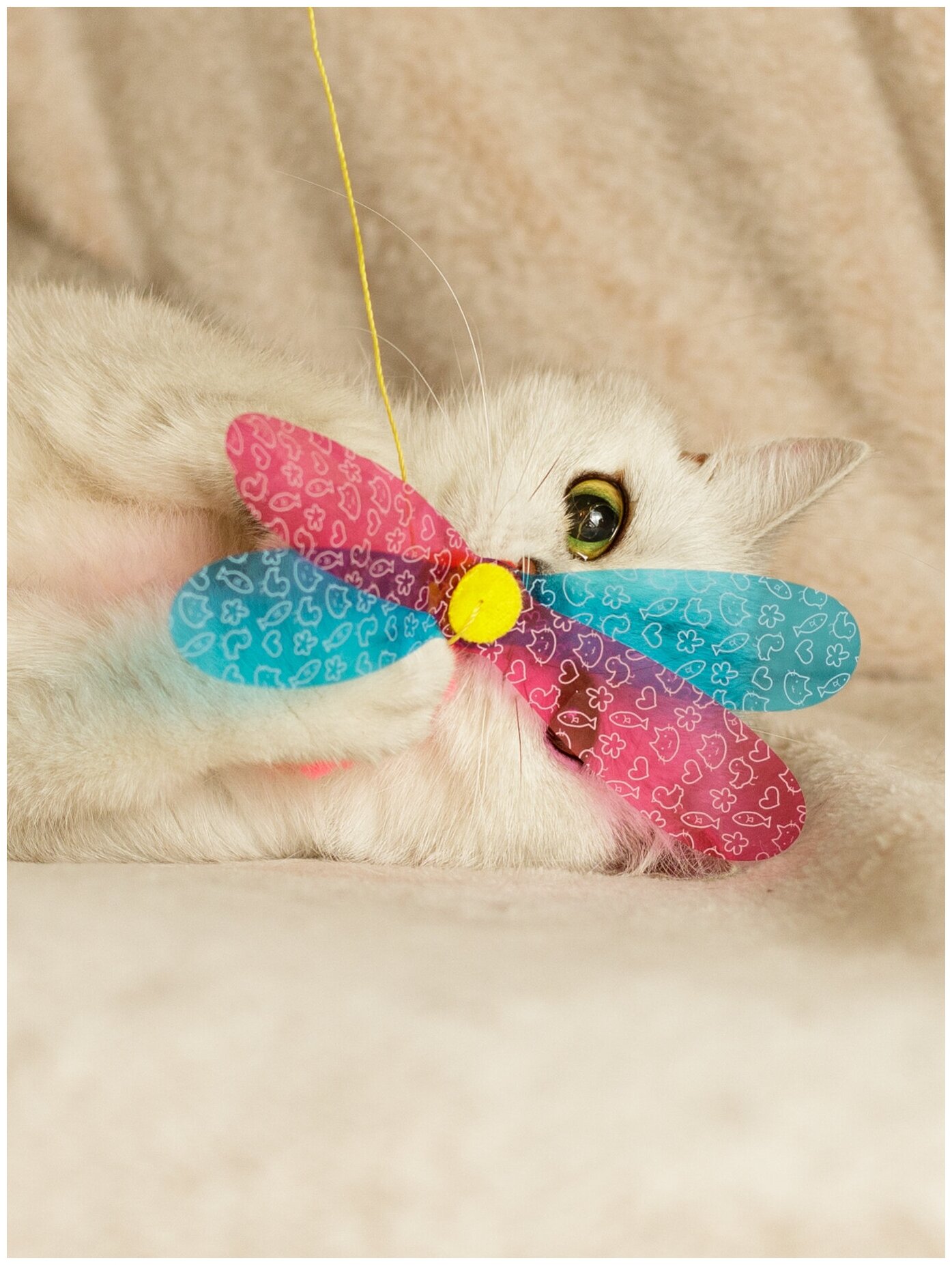 Игрушка для кошек Japan Premium Pet удочка с непредсказуемой траекторией движения для опытных кошачьих охотников , стрекоза - фотография № 1