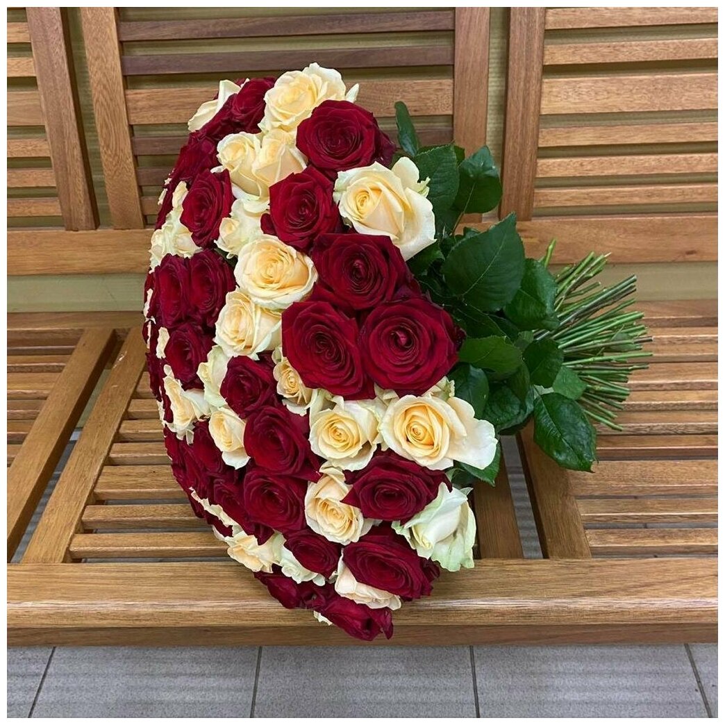 Роза кремовая Пич Аваланж и роза красная Ред Наоми 50 см, 101 шт