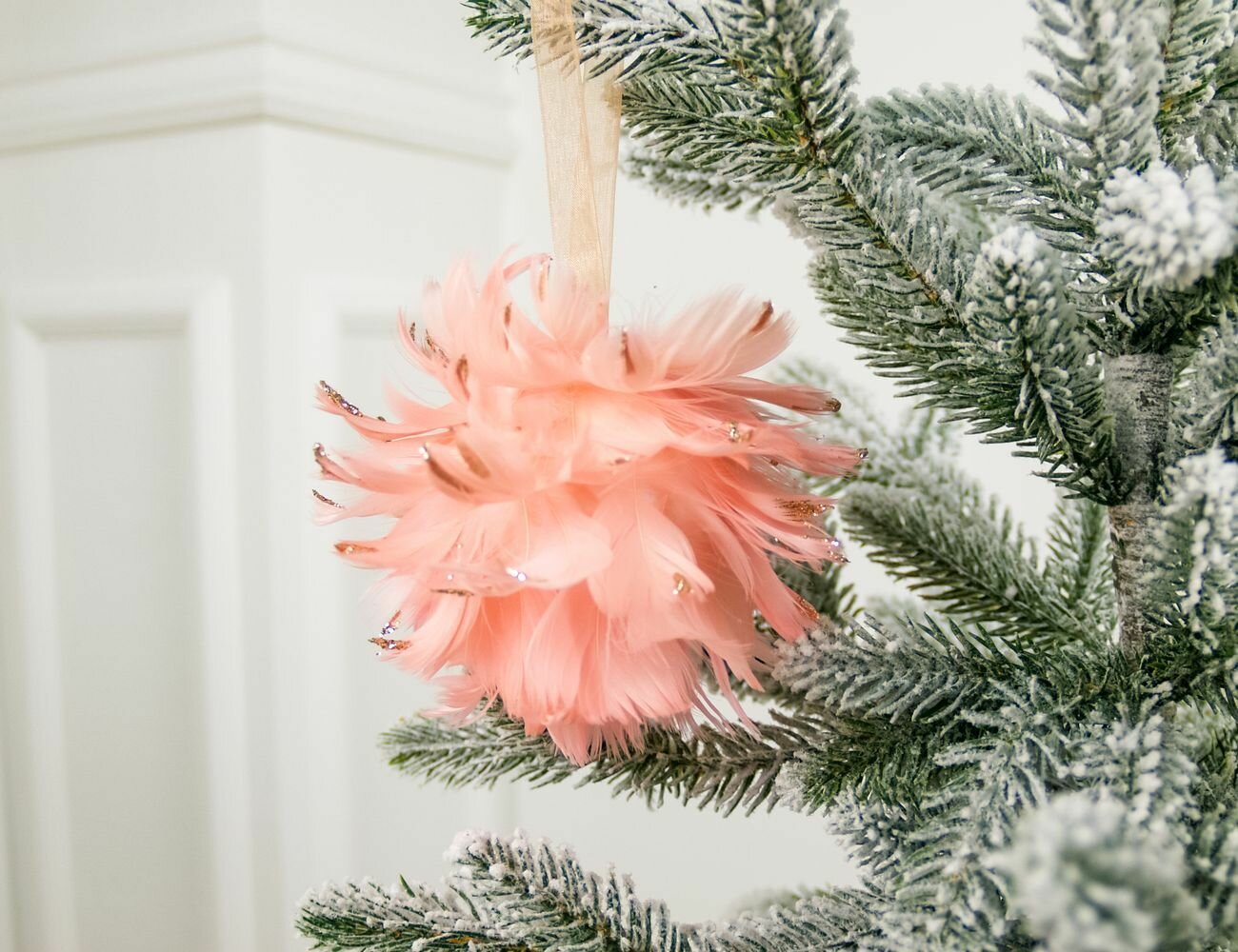 Ёлочный шар пуффэ, перо, розовый, 10 см, Koopman International YZ9713920
