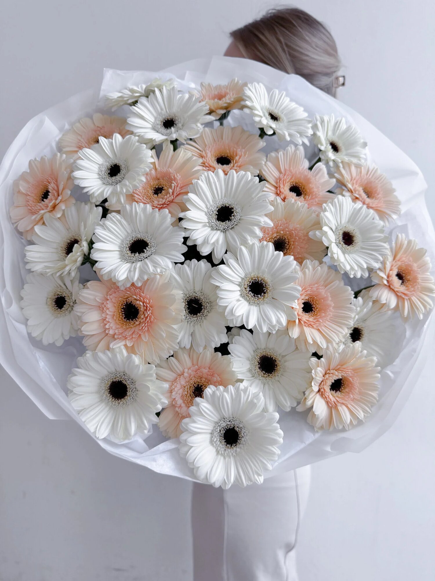 Микс букет из 31 нежной герберы с экспресс доставкой от FlowersGo
