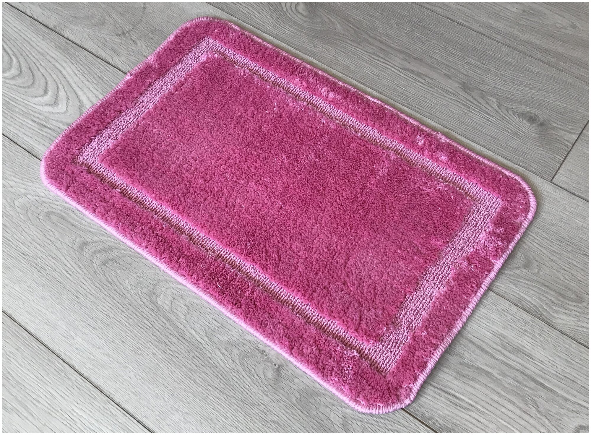 Пушистый коврик на резиновой основе 50х80 см розовый с бордюром Микрофайбер / 11676-005