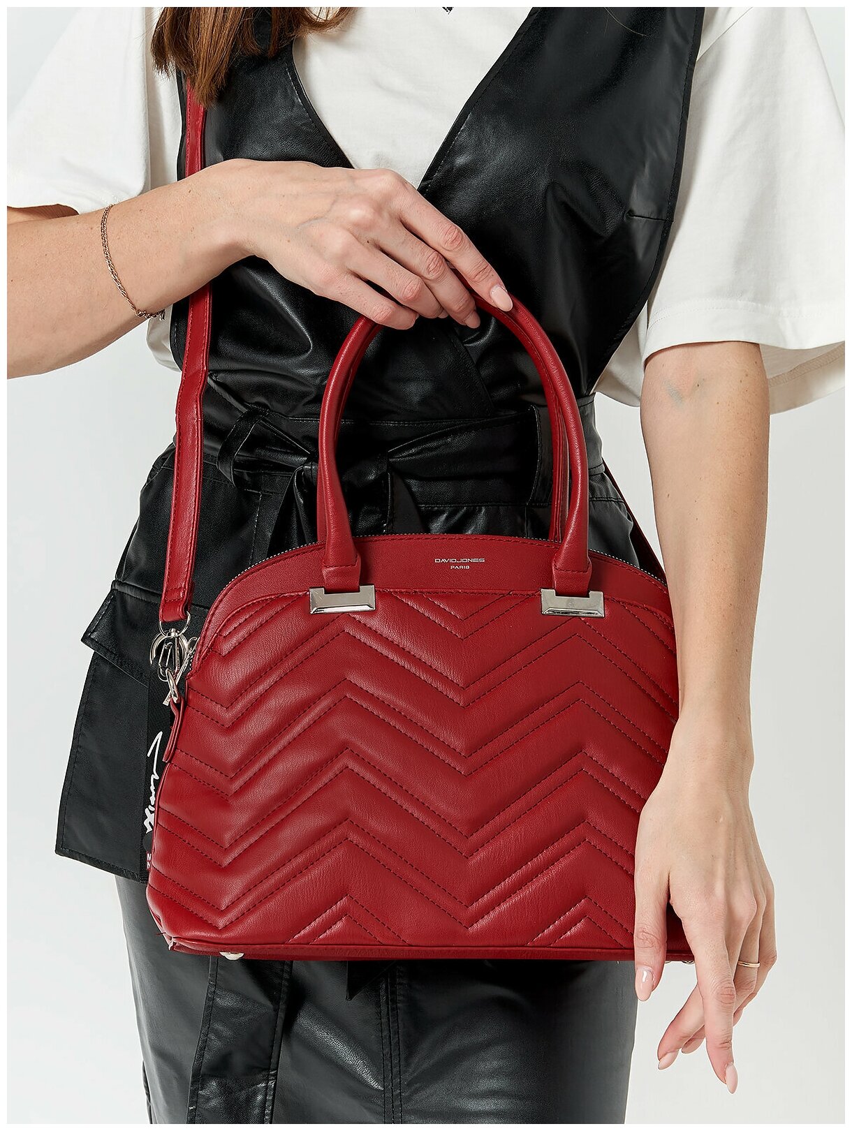 Стильная, влагозащитная, надежная и практичная женская сумка из экокожи David Jones 6615-1K/DARK-RED