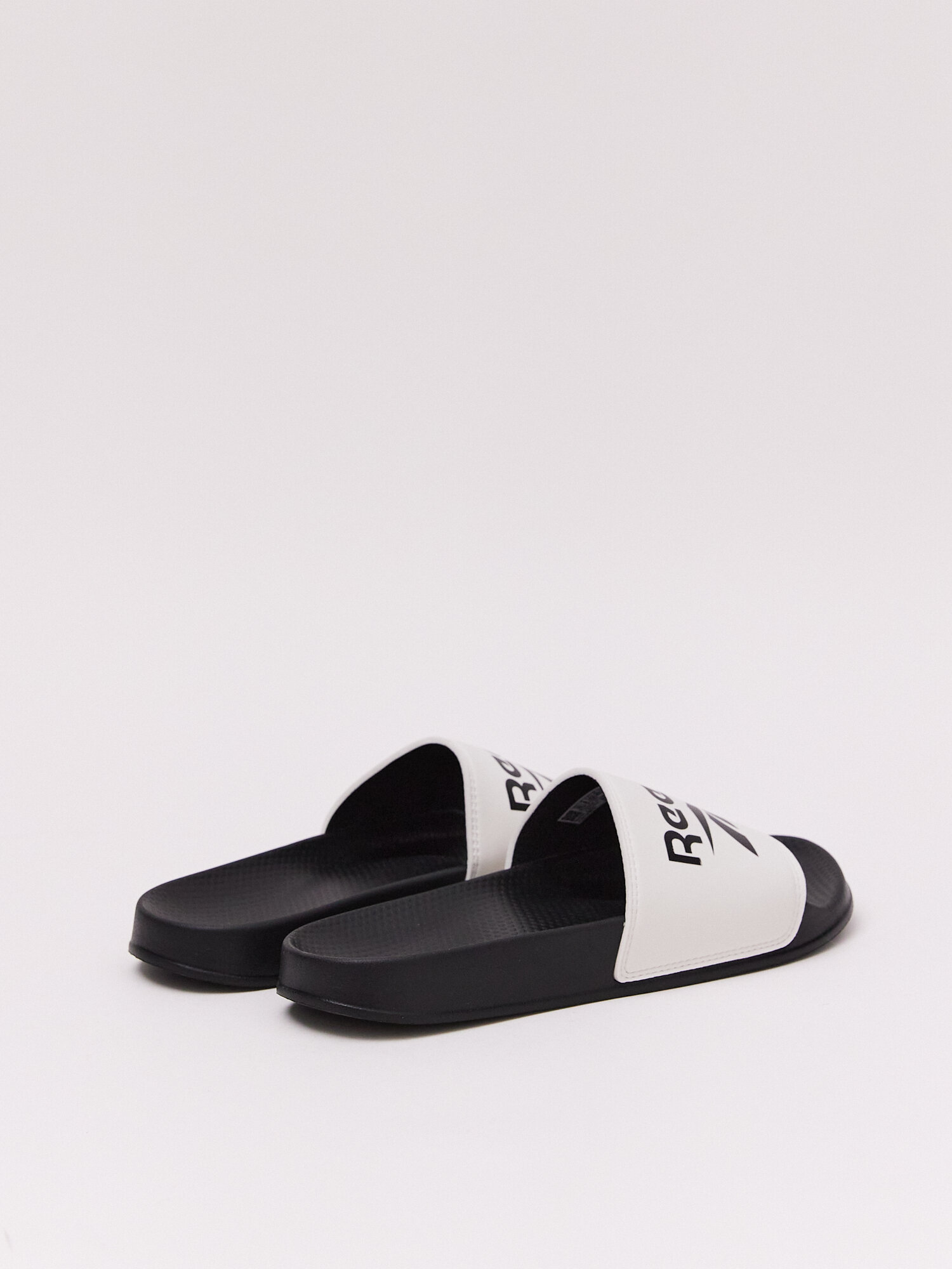 Шлёпанцы Reebok FULGERE SLIDE, размер 5 US, черный/бежевый — фото 1