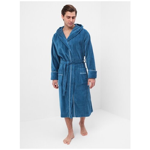 Махровый мужской банный халат с капюшоном и поясом.