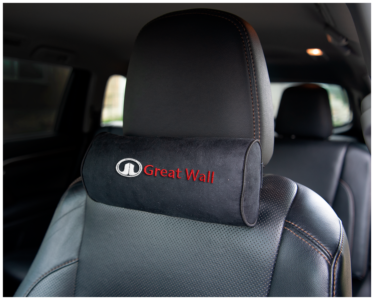 Автомобильная подушка-валик на подголовник алькантара Black c вышивкой GREAT WALL
