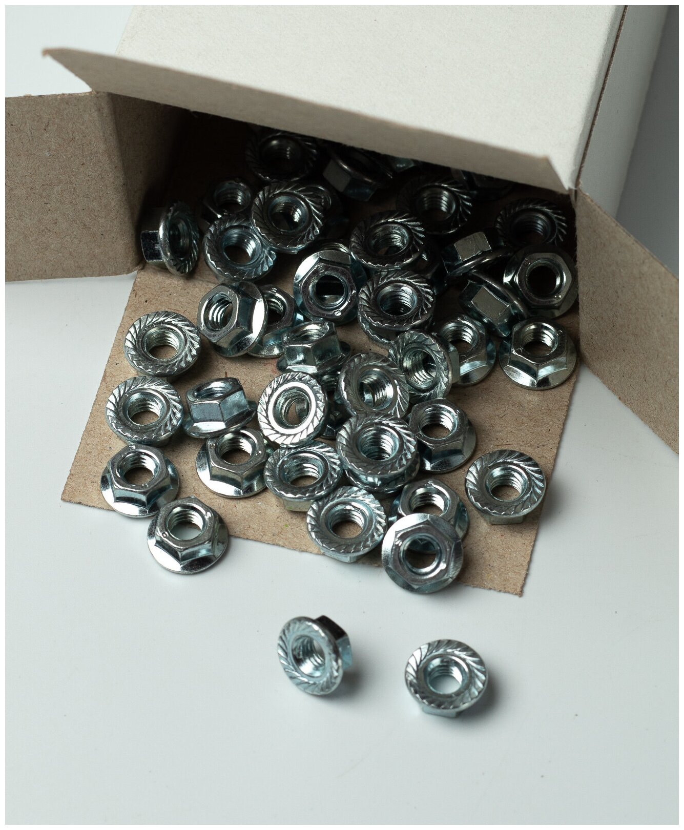 Гайка с фланцем DIN 6923 М4 цинк 50 шт