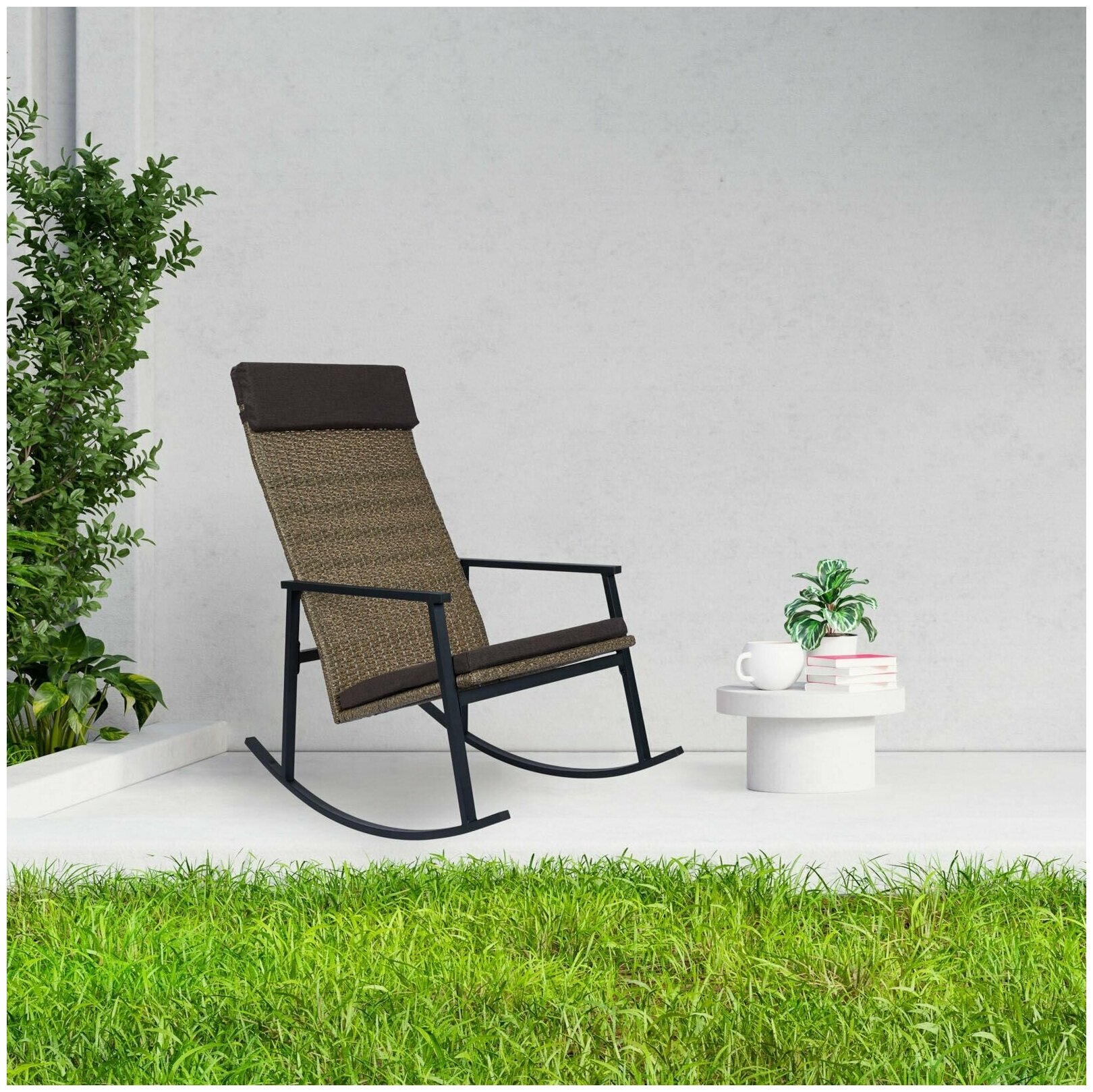 фото Кресло качалка из искусственного ротанга для дома Мадейра бежевый