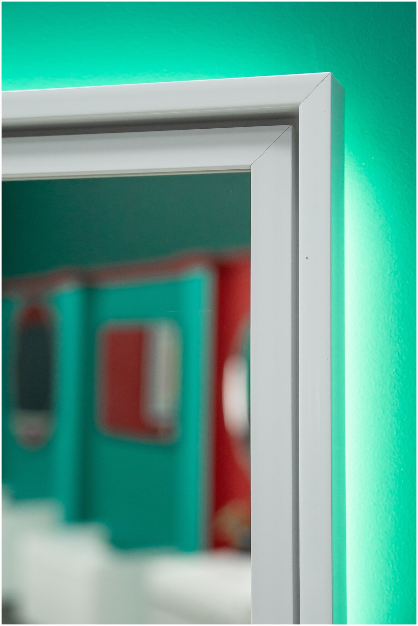 Зеркало настенное с подсветкой парящее прямоугольное 120*70 см в белой раме для ванной тёплый свет 3000 К сенсорное управление - фотография № 6