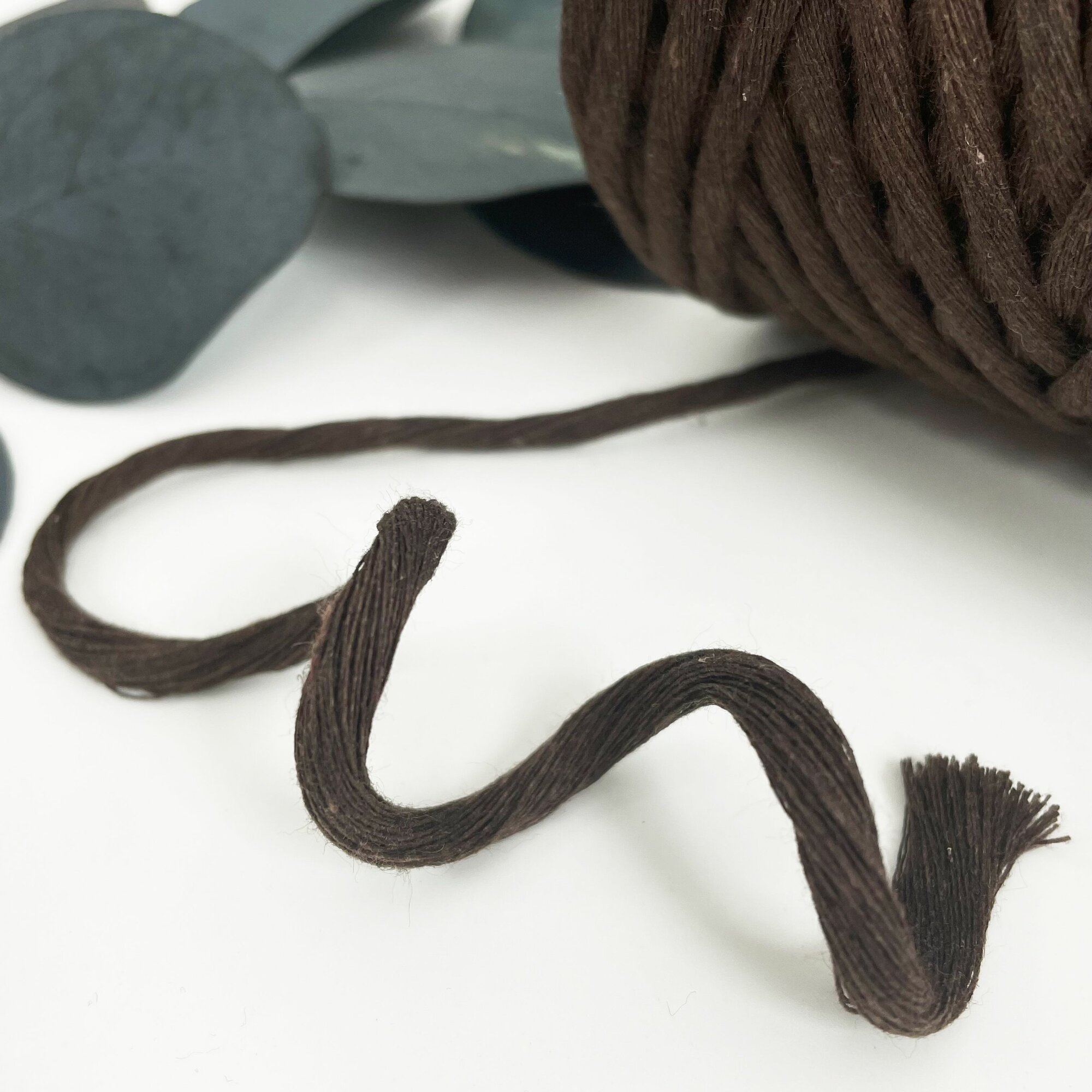 Шнур для рукоделия и макраме Dolly Hobby 100 метров, диаметр 4 мм, цвет шоколадный — фото 1