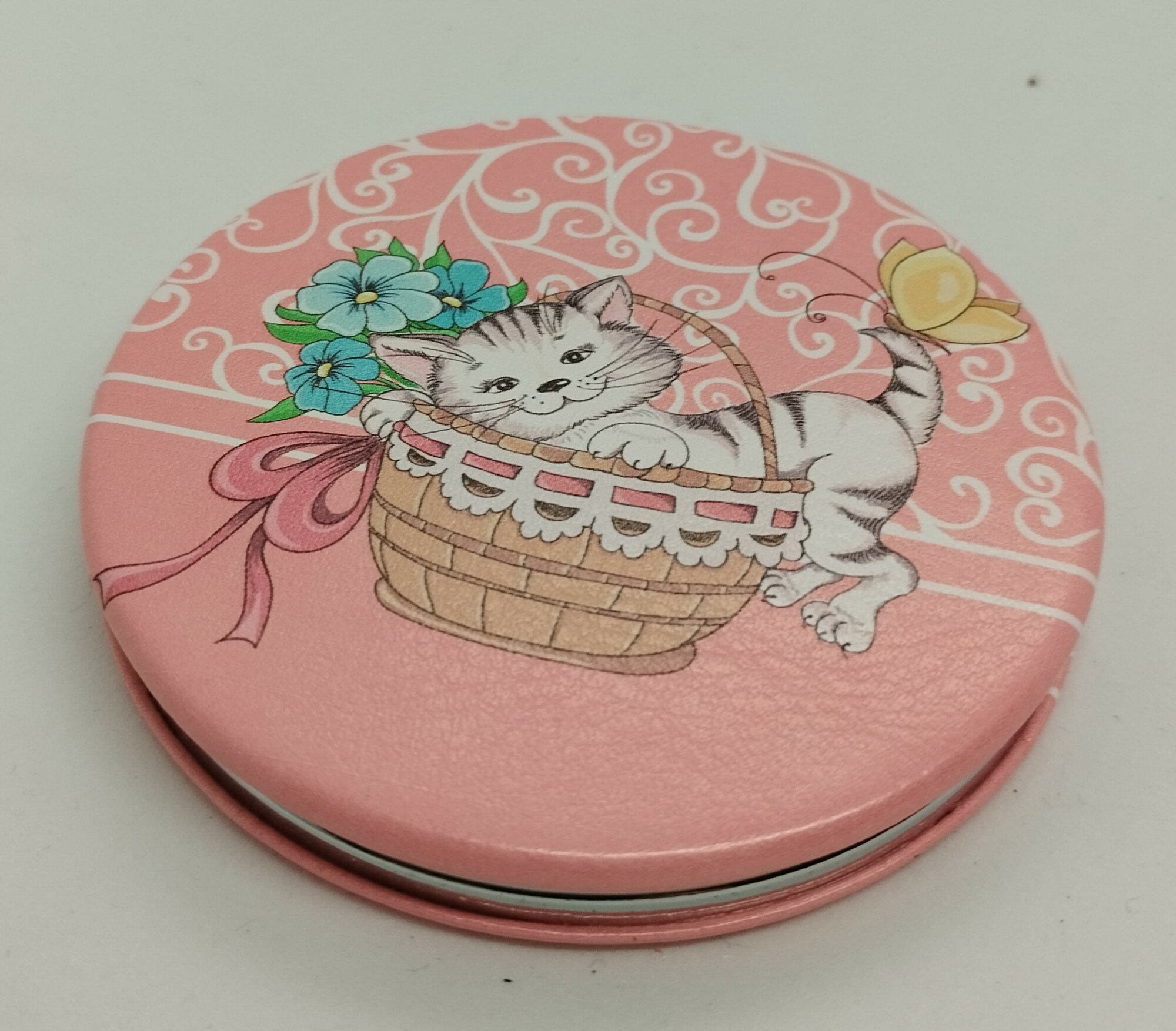 Зеркало кожаное, круглое "Кошка в корзине" — фото 1