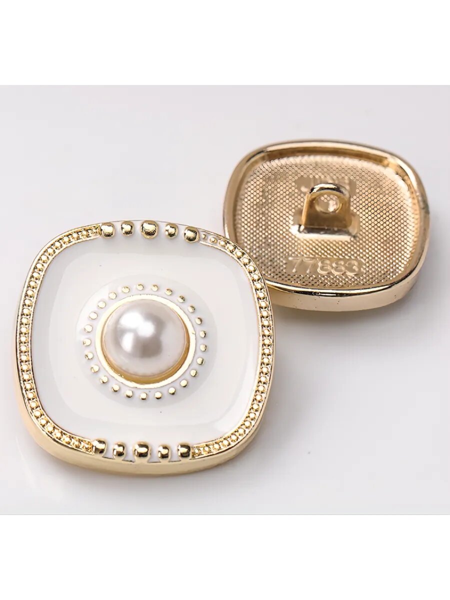 Набор золотистых металлических пуговиц