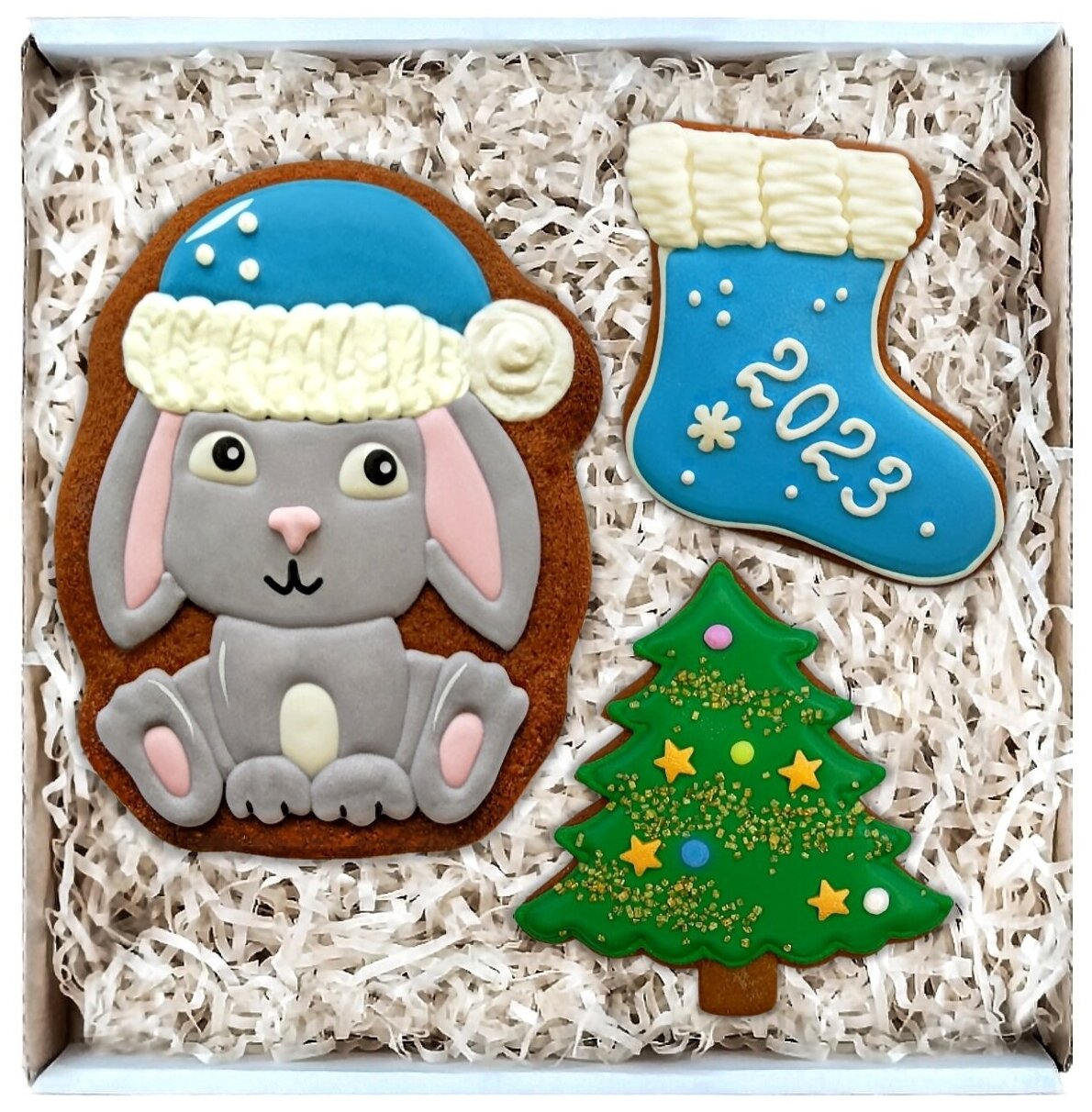 Подарочный набор новогодних пряников имбирных ручной работы "Кролик символ Нового года 2023 в голубой шапке" 18х18 см - фотография № 1