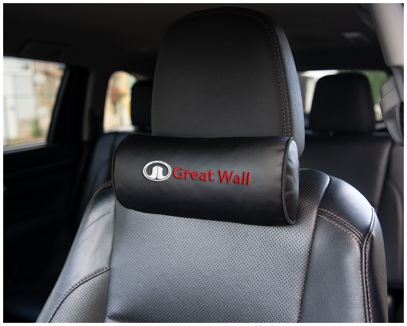 Автомобильная подушка-валик на подголовник экокожа Black c вышивкой GREAT WALL