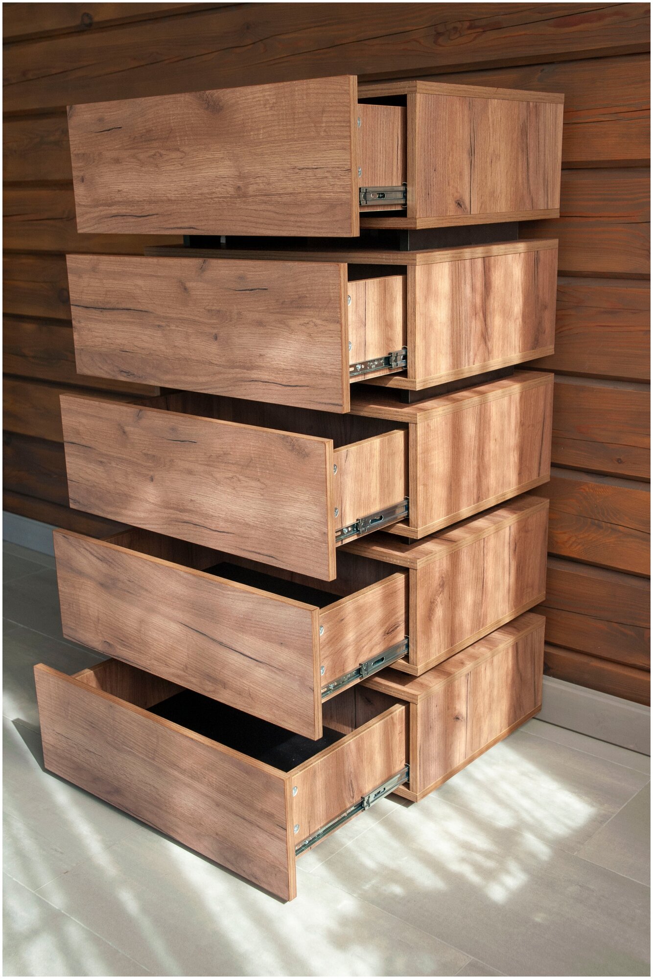 Высокий комод для вещей деревянный с 5 выдвижными ящиками в гостиную Hesby Chest 8 лофт дуб табачный - фотография № 7