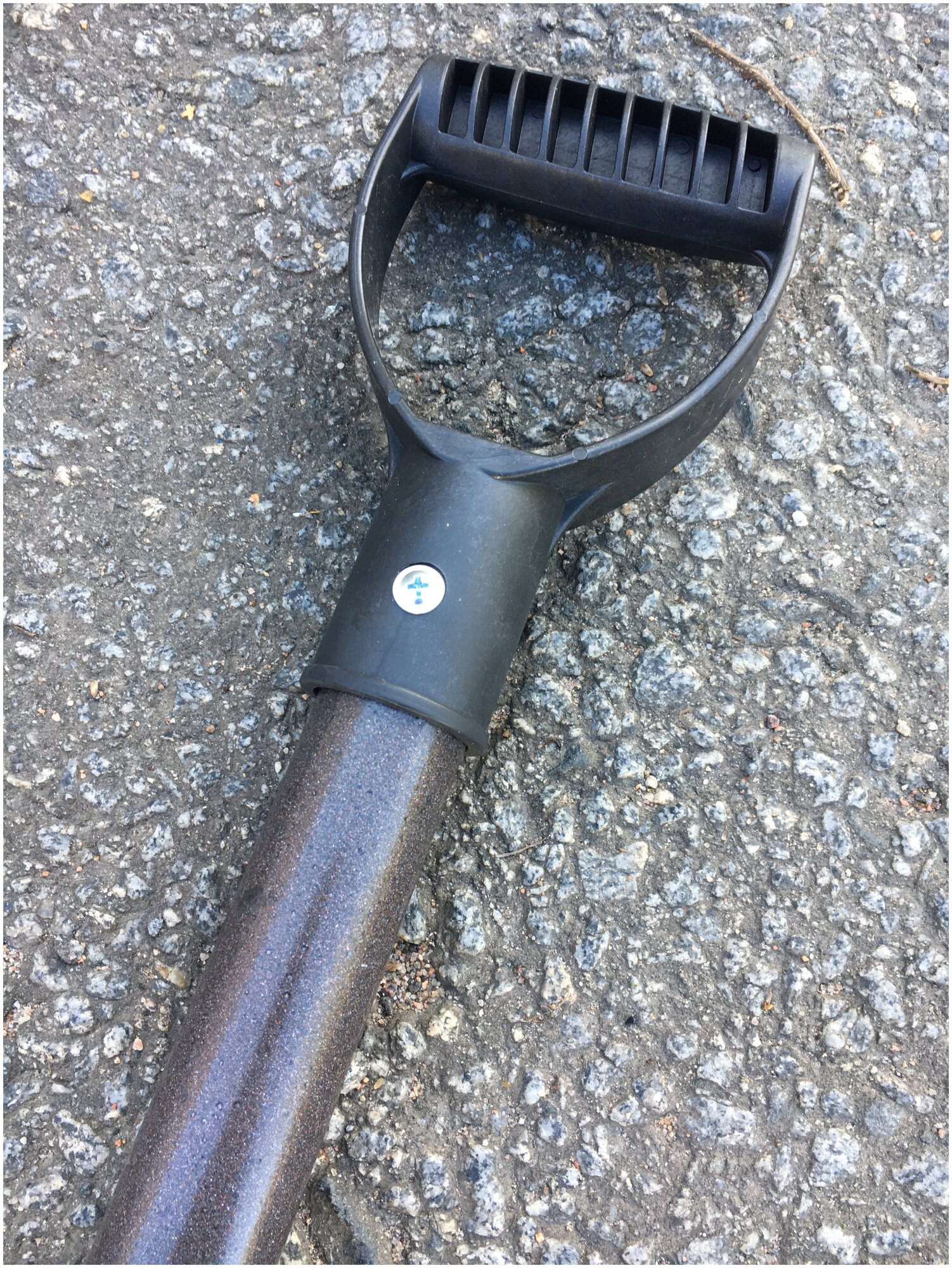 Черенок алюминиевый для лопаты с V-образной ручкой коричневый - фотография № 2