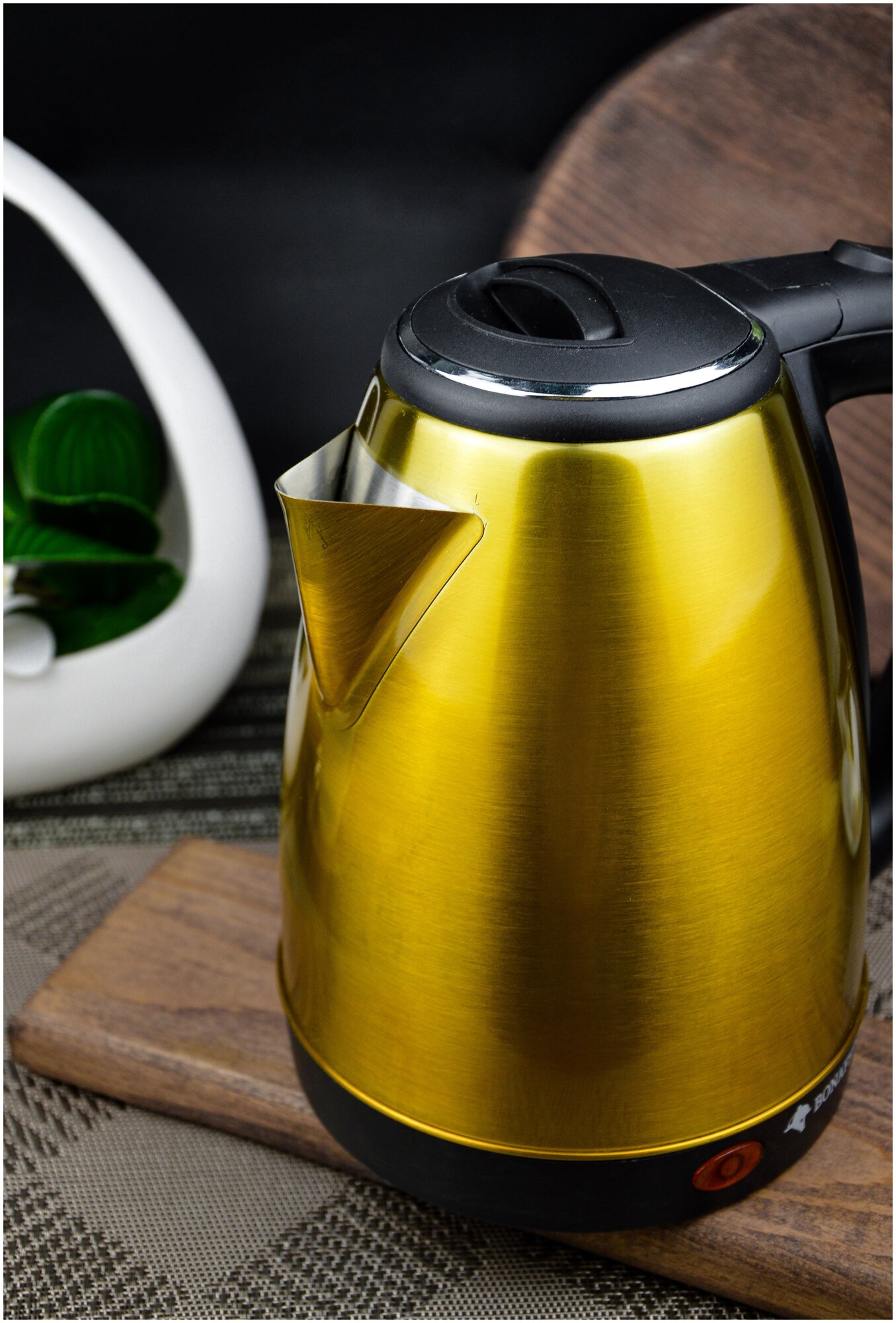 Электрический чайник Bonaffini ELK-0004; 1,8л; 1500 Вт, дисковый - фотография № 3