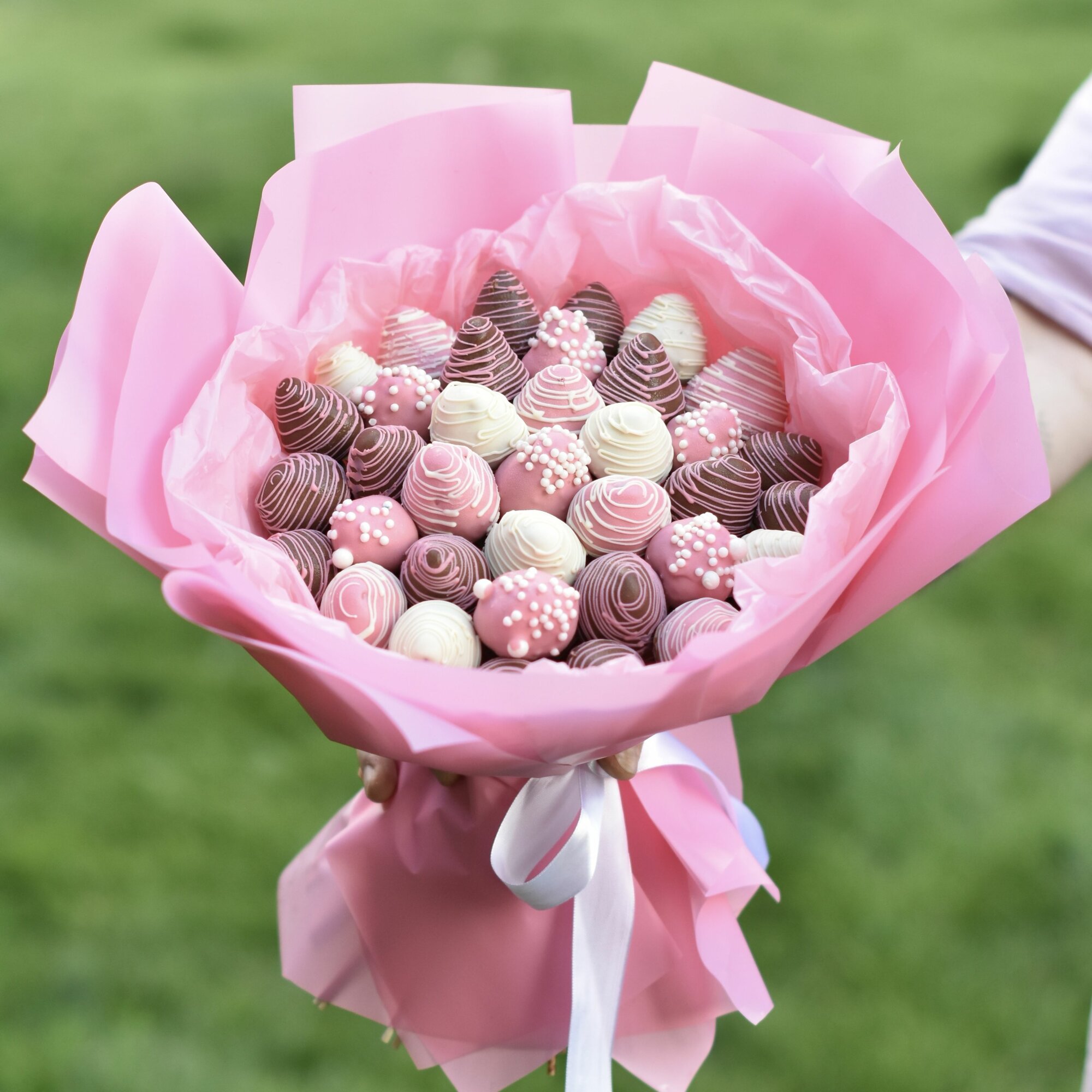 Съедобный Букет из клубники Pink, подарок для девушки, мамы, сестры коллеги на день рождения