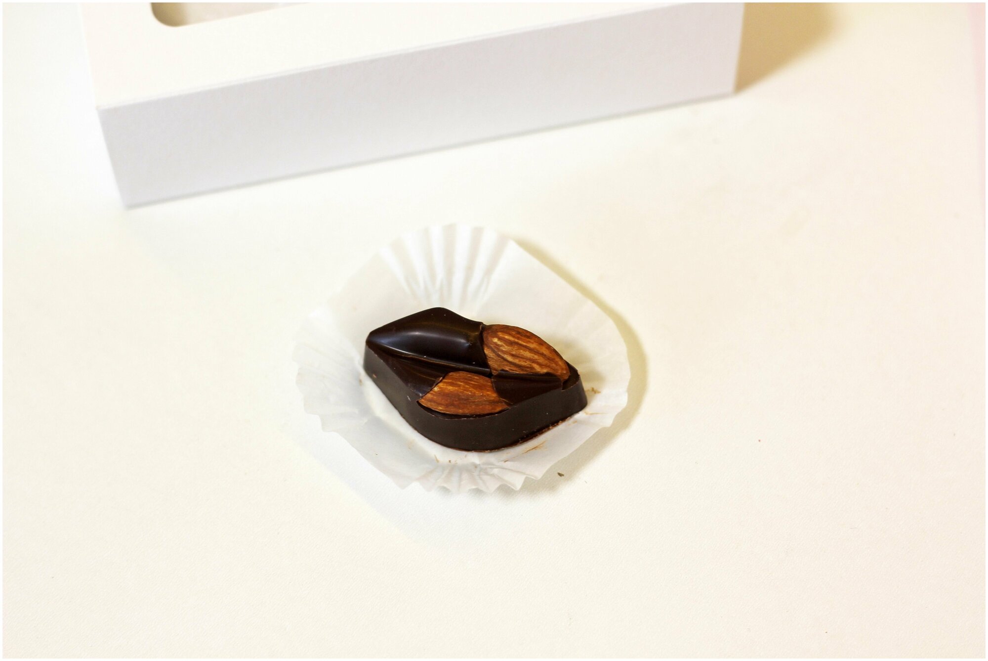 Подарочный набор шоколада ручной работы "Мамочке": надпись и 6 конфет, ассорти - фотография № 11