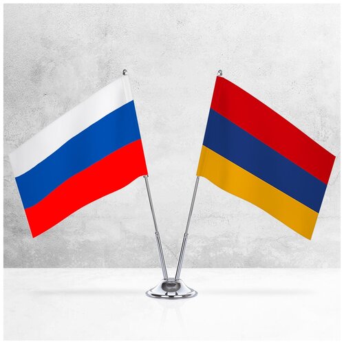 Настольные флаги России и Армении на металлической подставке под серебро настольные флаги россии и индии на металлической подставке под серебро