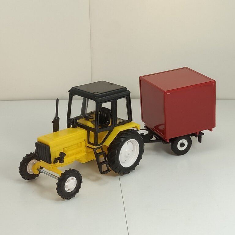 Масштабная модель "МОМ" Трактор МТЗ-82 (пластик) с прицепом красная будка, желтый/черный, 1:43