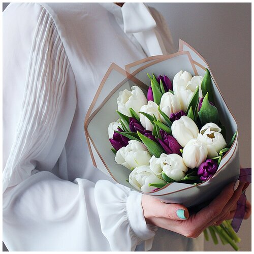 Букет фиолетовых и белых тюльпанов 25 шт Sharonline