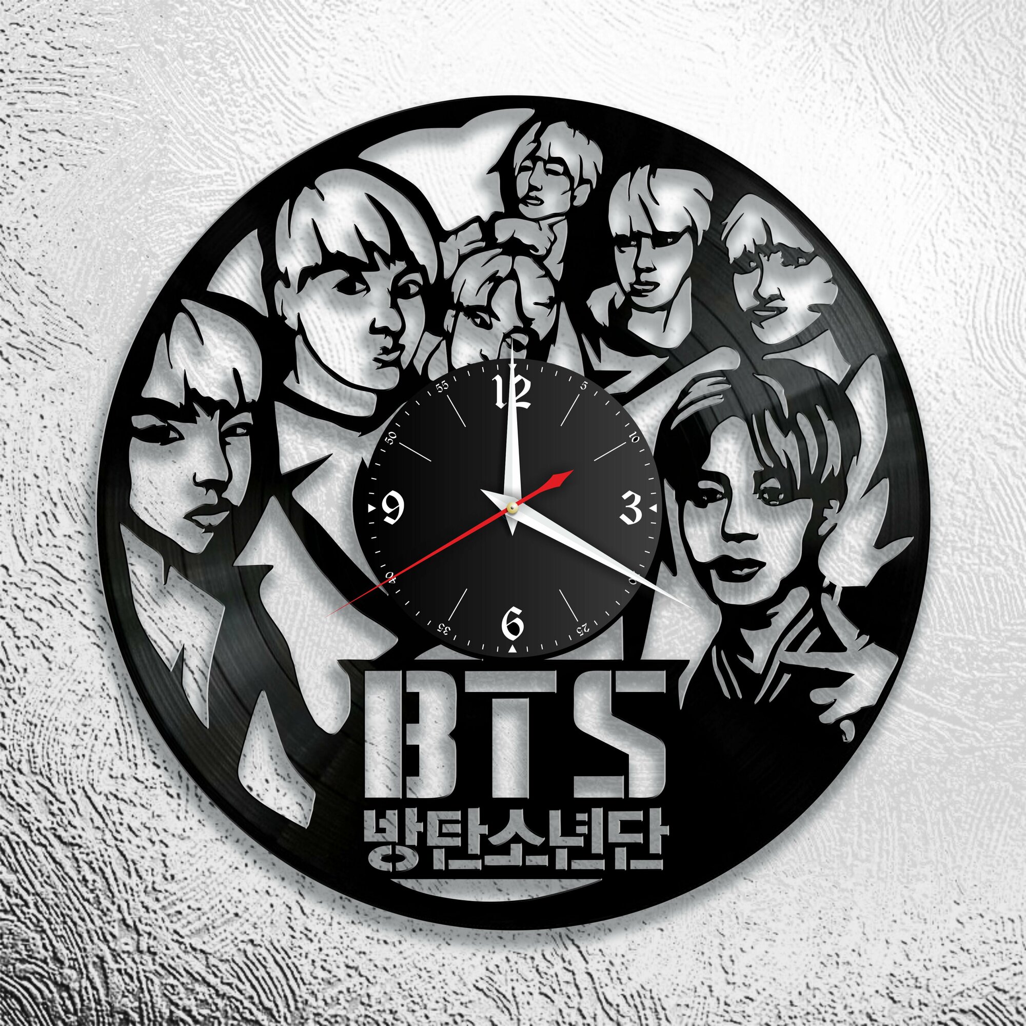 Настенные часы из виниловой пластинки с группой BTS
