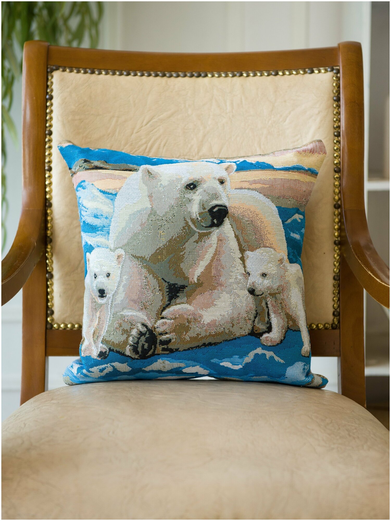 фото Наволочка декоративная гобеленовая "Белая медведица" (38х38)