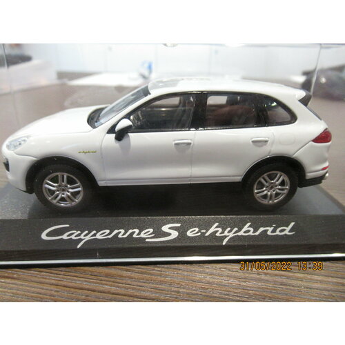 Модель автомобиля Cayenne S e-Hybrid E2 Porsche WAP0200040E модель автомобиля porsche cayenne turbo e2 ii 1 43 scale