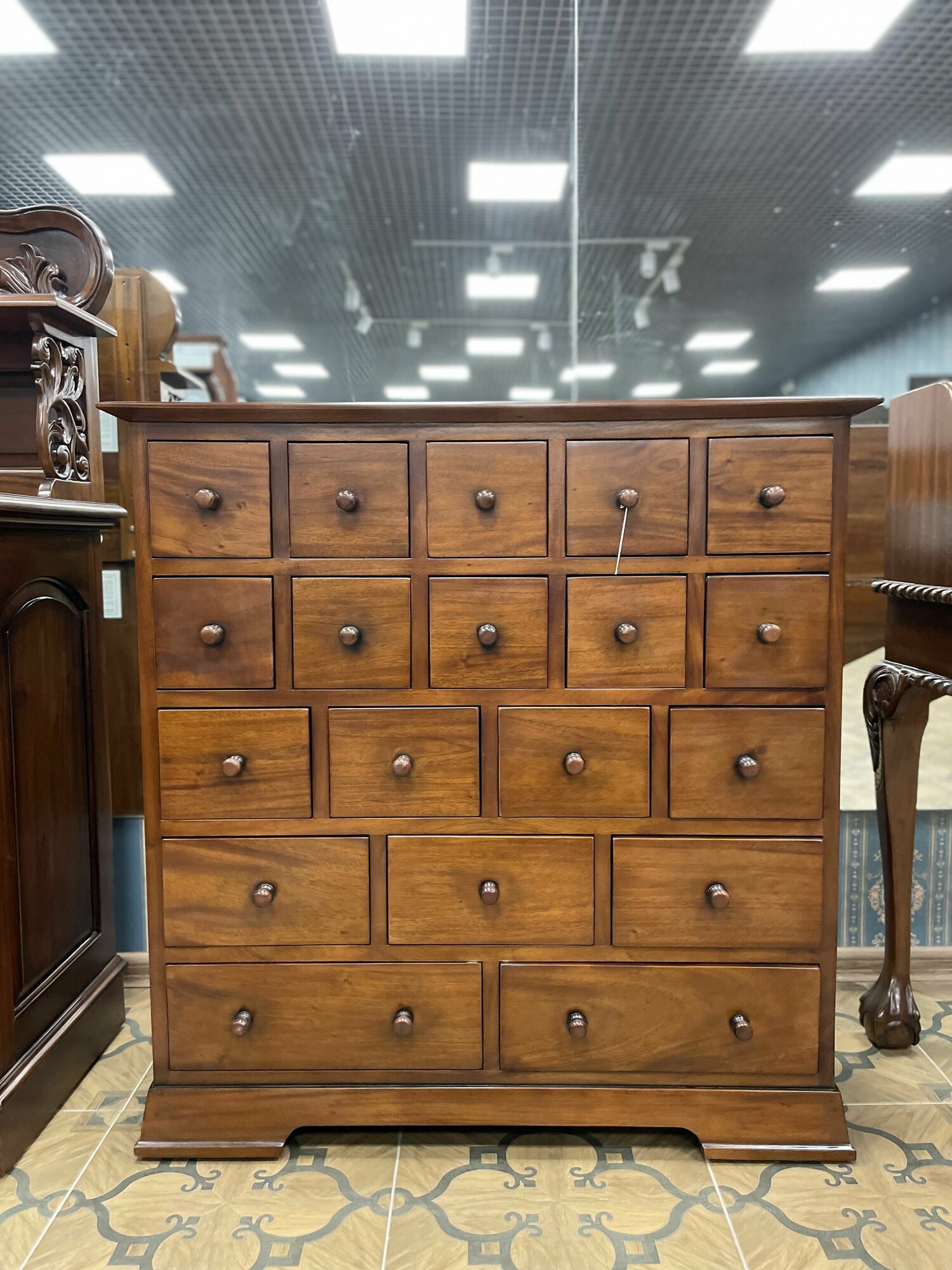 фото Комод аптечный Индонезия из массива красного дерева 102х99х40см