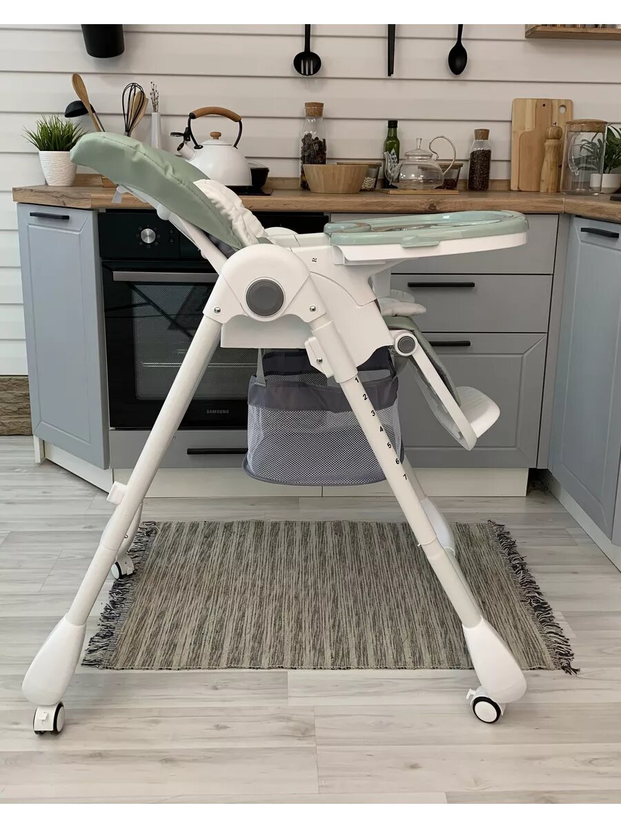 Стульчик для кормления ребенка Bella Baby складной фисташковый на колесах с чехлом из экокожи — фото 1