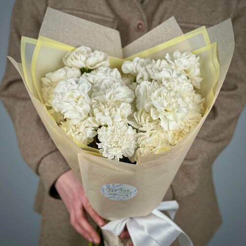 Изображение товара Букет из 25 белых гвоздик в стильной упаковке. «365 Поводов» - живые цветы с доставкой