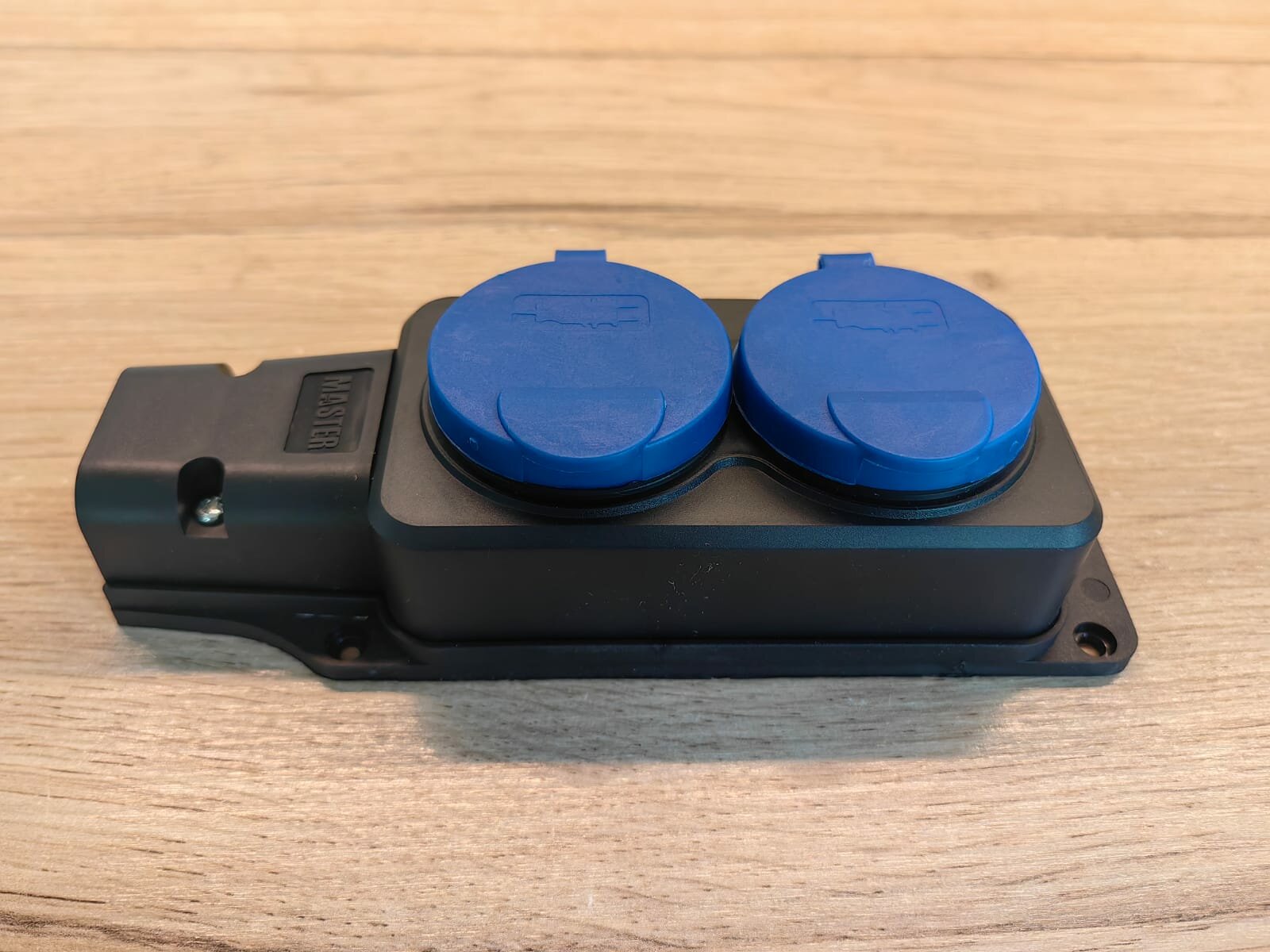 Розетка IP44 открытой установки уличная влагозащищенная каучуковая с заземлением 250В 16А 35 кВт