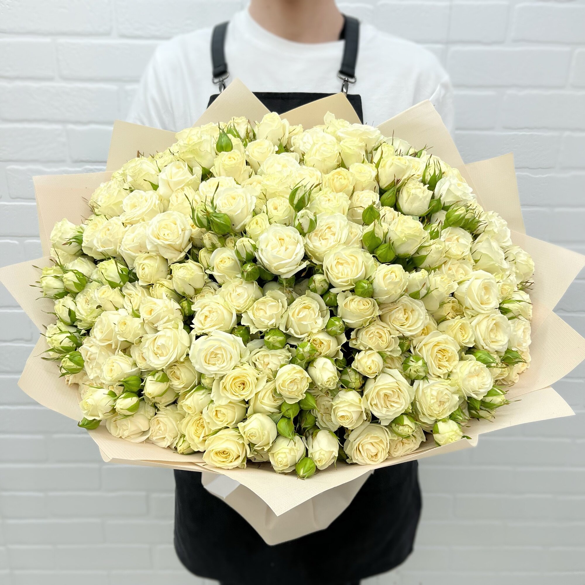 Розы белые кустовые 51шт в букете Flowerstorg N1104