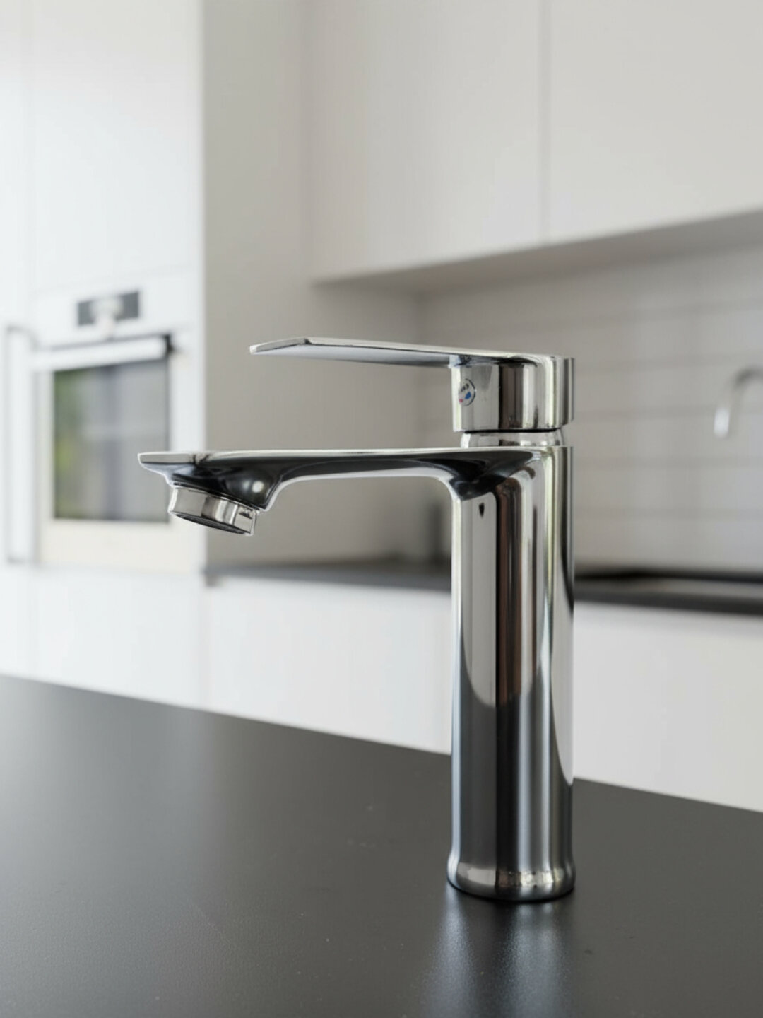 Металлический смеситель для кухни или ванной – надёжность и удобство