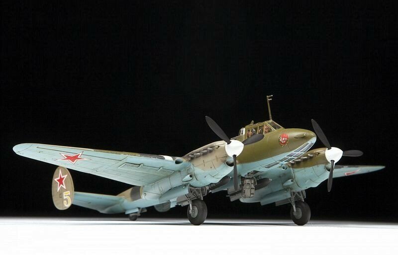 Сборная модель ZVEZDA Советский пикирующия бомбардировщик Пе-2, 1/72