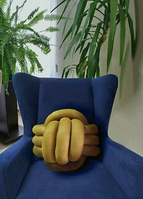 Декоративная подушка-узел 30х30 см. Современный интерьерный декор. Диванная подушка в форме шара горчичного цвета(0107)