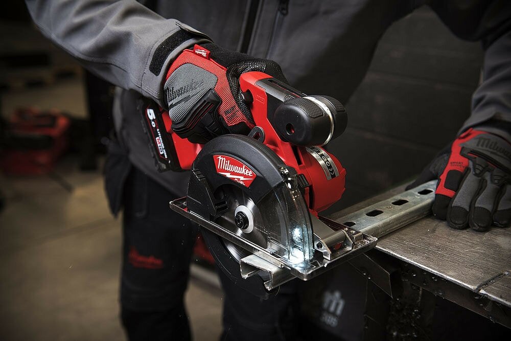 Пила дисковая аккумуляторная Milwaukee M18 FMCS-502X FUEL - фото №8