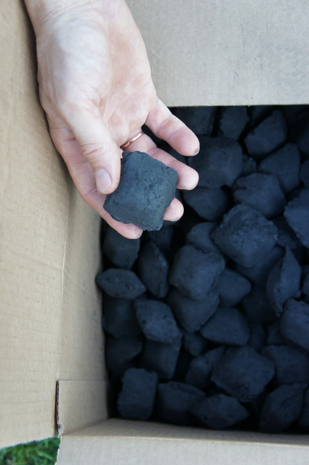 Древecнo-угольныe бpикеты для гриля, камина, пикника 10 кг - фотография № 2