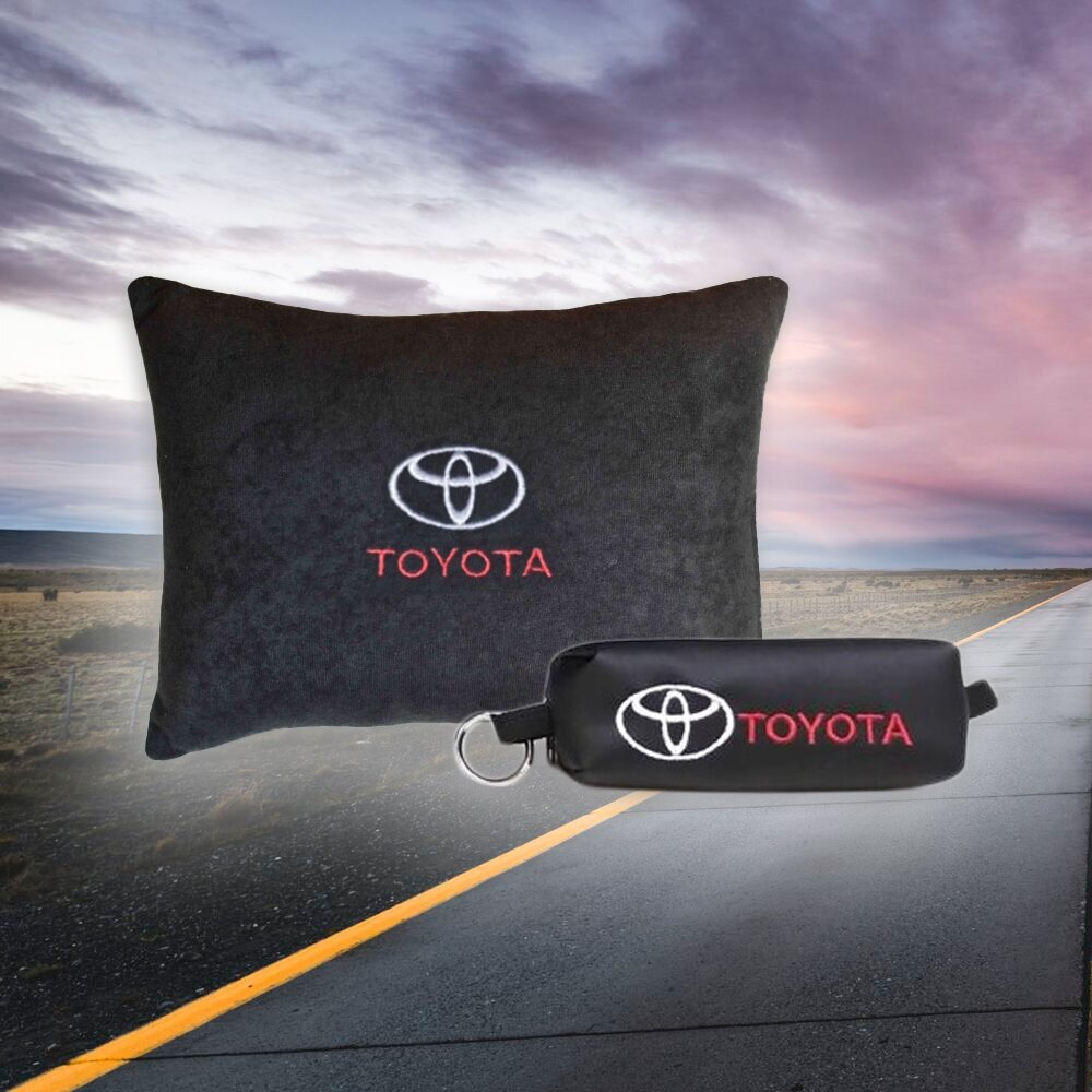 Подарочный набор автомобилиста из черного велюра для Toyota (тойота) (автомобильная подушка и ключница)