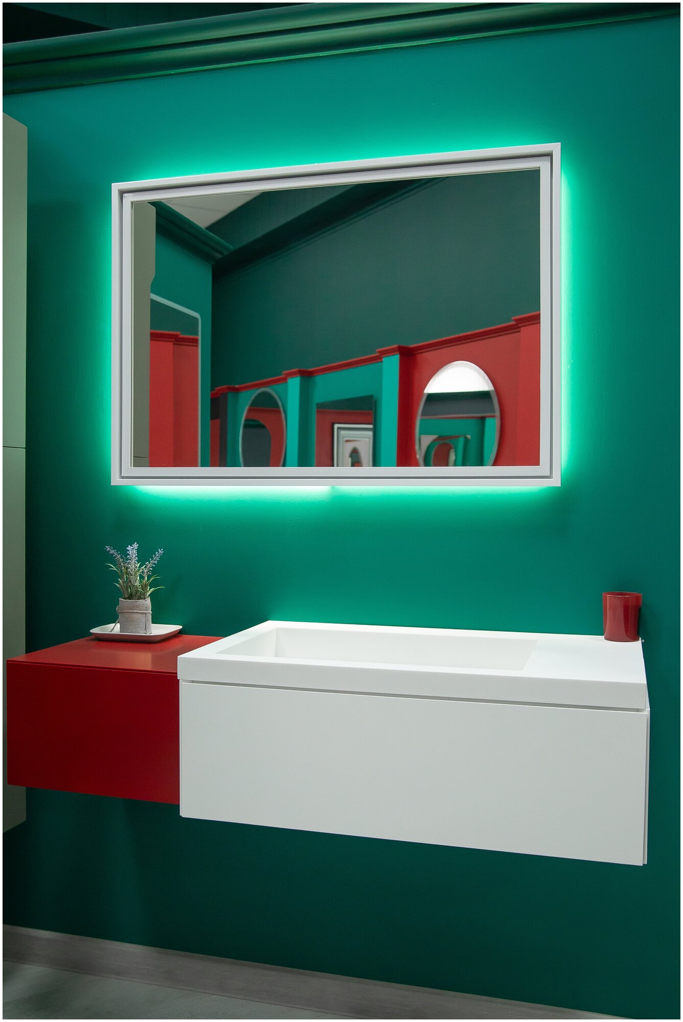 Зеркало настенное с подсветкой парящее прямоугольное 120*70 см в белой раме для ванной тёплый свет 3000 К сенсорное управление - фотография № 11