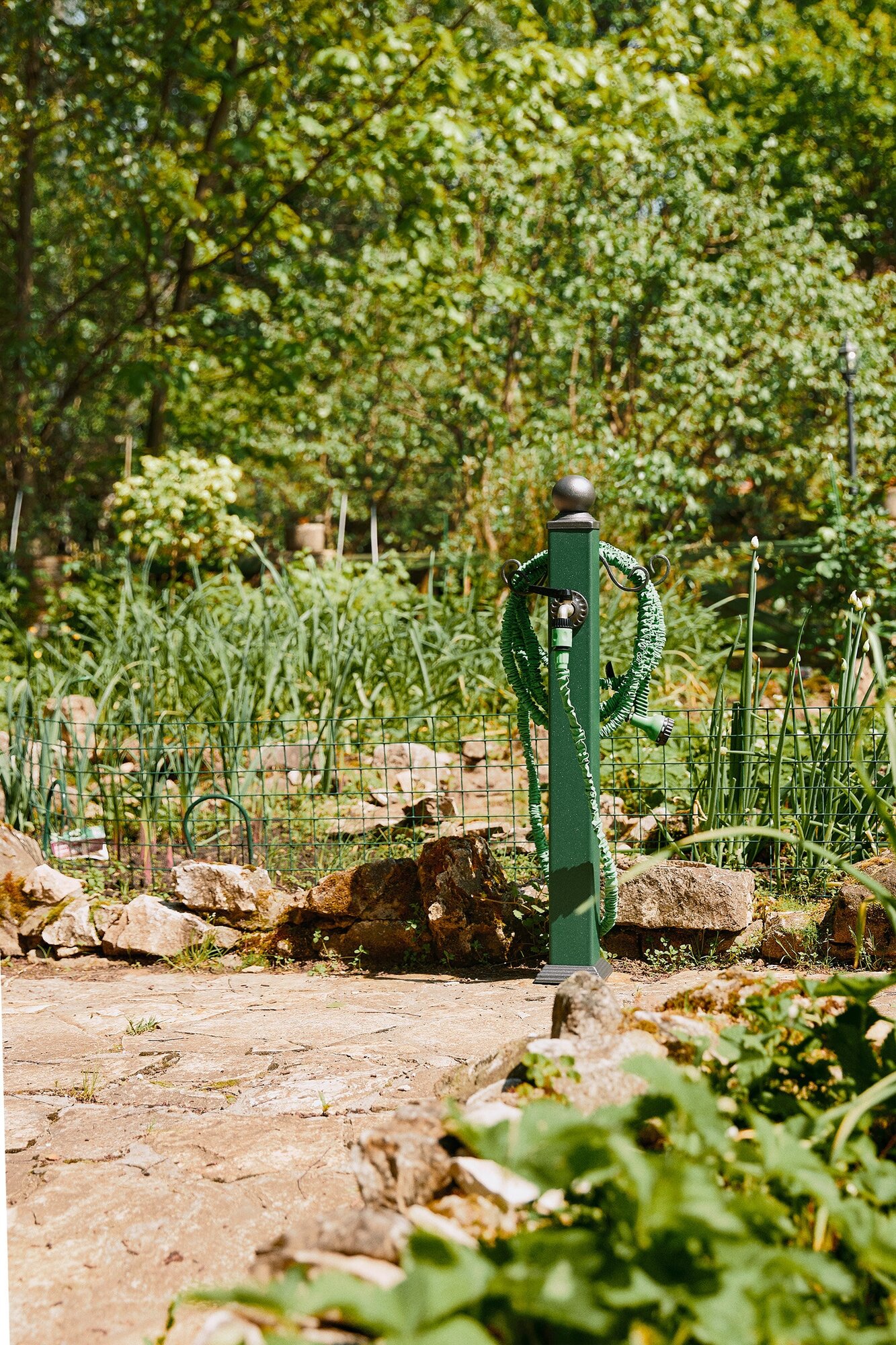 Водоразборная колонка SAHARA GREEN в комплекте с винт опорой для организации полива садовых участков, парковых зон / цвет зеленый - фотография № 7