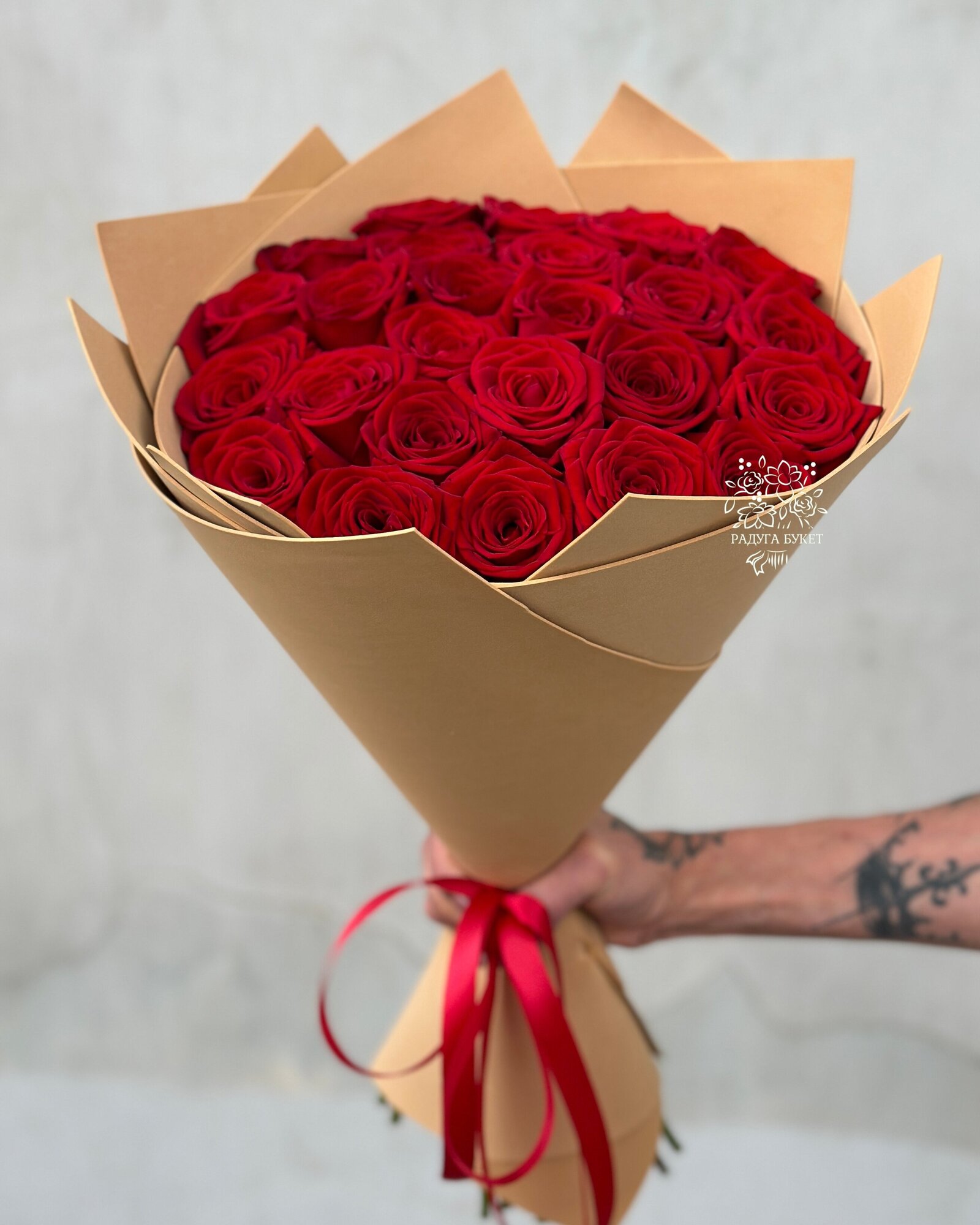 Букет из 25 красных роз в упаковке / Радуга Букет
