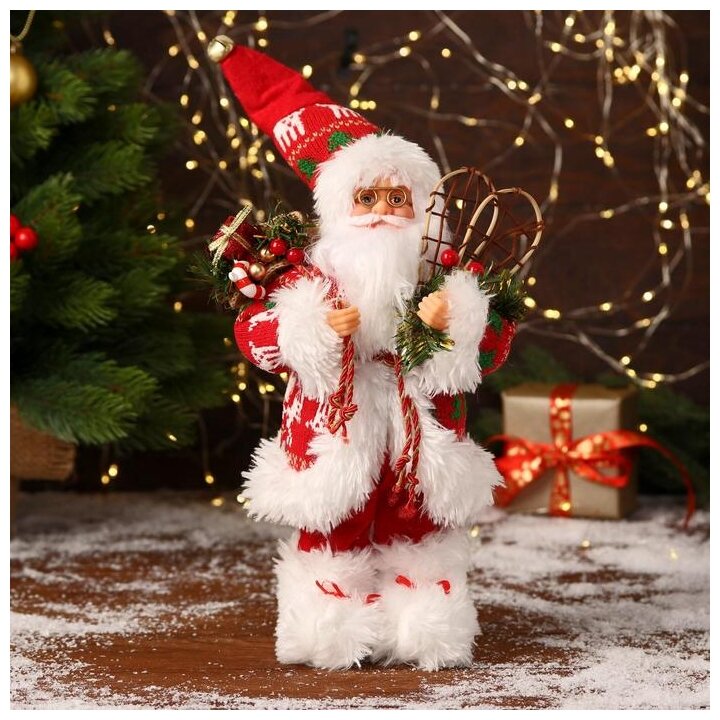 Фигурка Зимнее волшебство Дед Мороз в красной шубке колпачке и с подарками 6938352 30 см