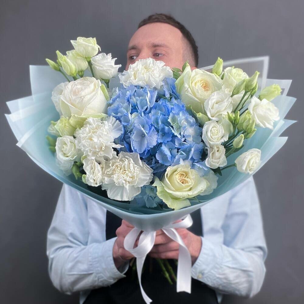 Авторский букет живых цветов с голубой гортензией и пионовидной розой цветочный магазин Wow Flora