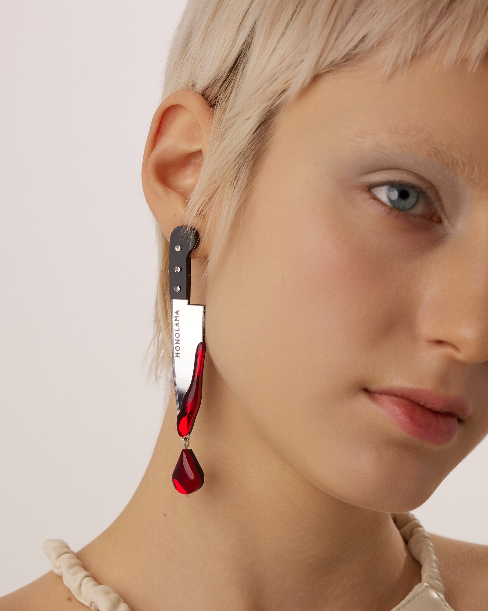 Серьги пусеты MONOLAMA, акрил, красный — фото 1