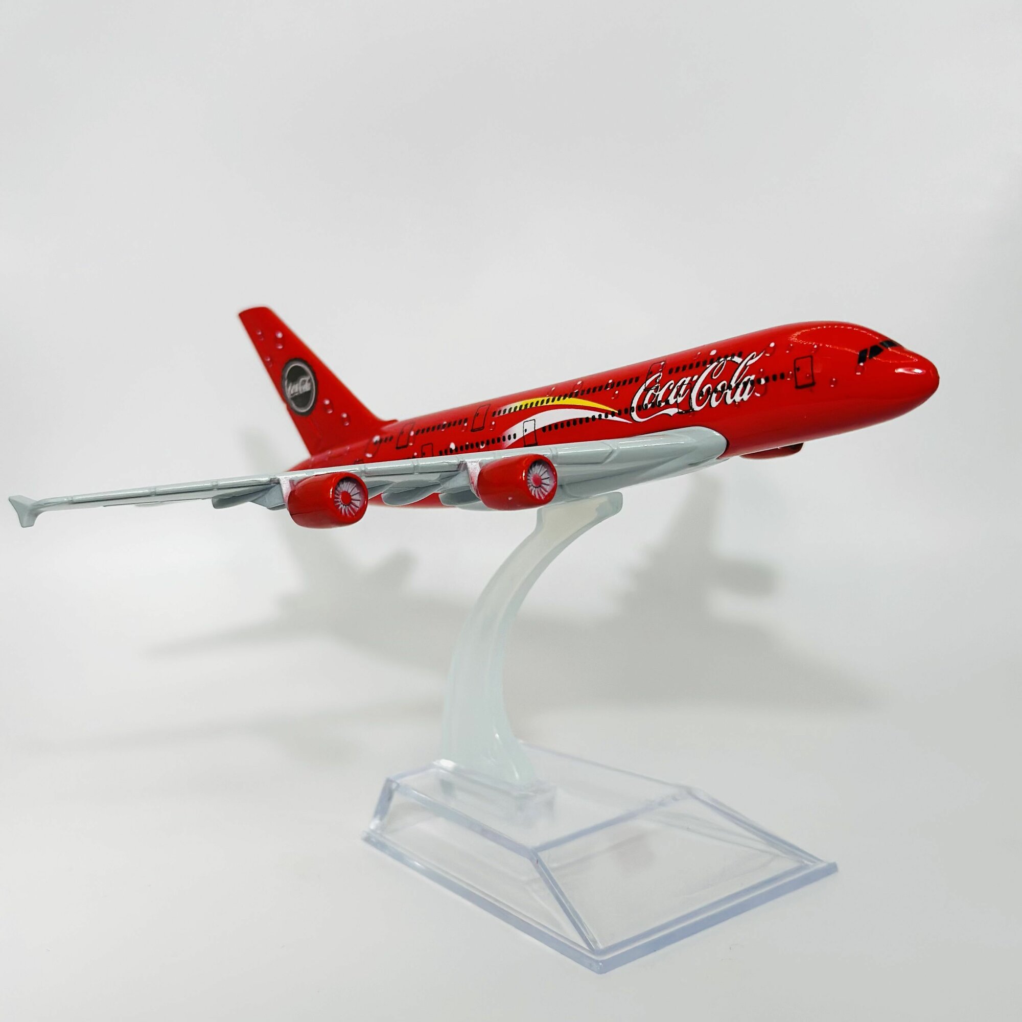 Металлическая модель самолета Coca-Cola