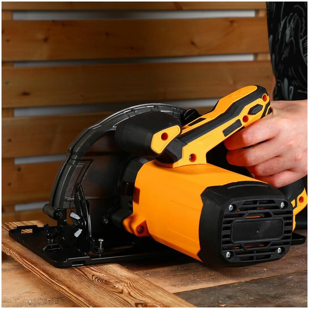 Циркулярная пила Deko CS2500-D, 2500Вт, 210мм диск 083-1102 — фото 1